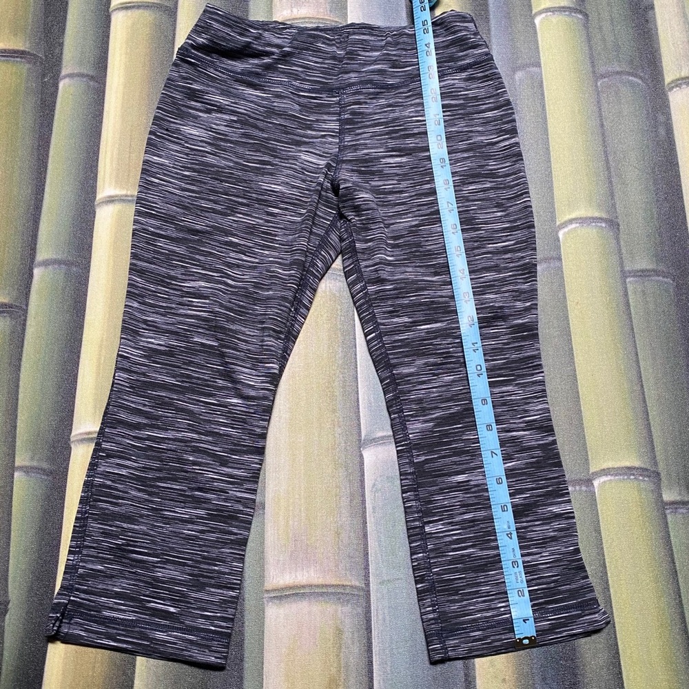 ☘️ CORE- Cropped Workout pants/ Leggings size XS